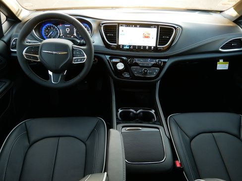 New 2026 Chrysler Pacifica Limited image 12