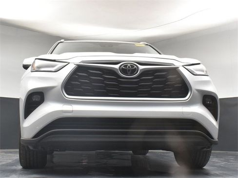 Used 2022 Toyota Highlander XLE image 34