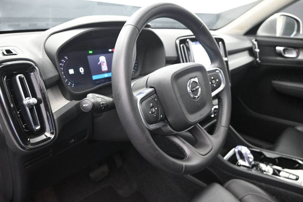 Used 2025 Volvo XC40 B5 Plus AWD/4WD image 12