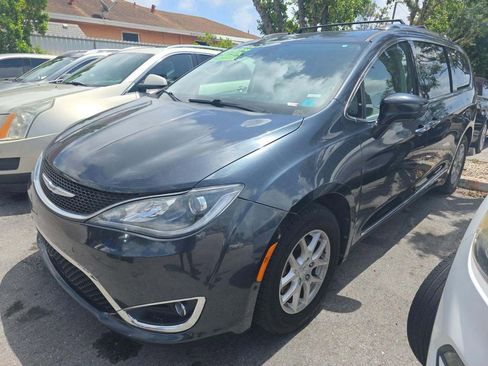 Used 2020 Chrysler Pacifica Touring-L w/ Advanced Safetytec Group image 1
