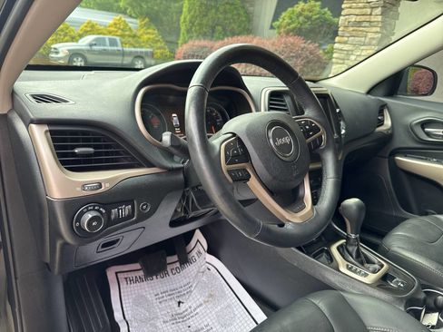 Used 2018 Jeep Cherokee Limited FWD image 17