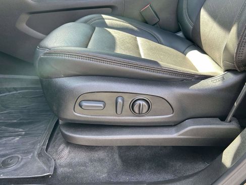 Used 2023 Chevrolet Traverse High Country image 30