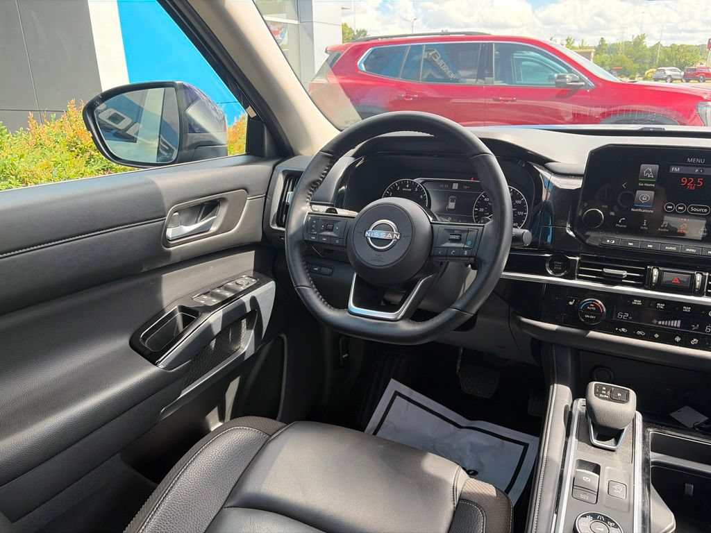 Used 2025 Nissan Pathfinder SL AWD/4WD image 17