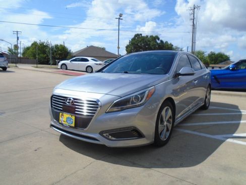 Used 2016 Hyundai Sonata Limited w/ Option Group 02 FWD image 3