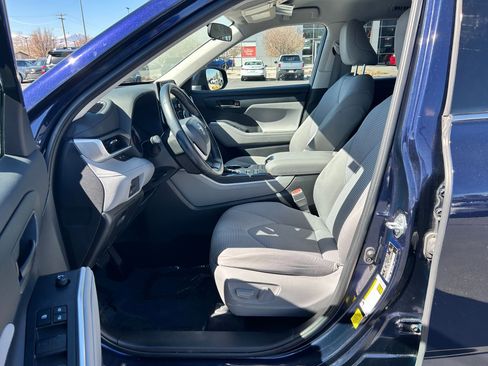 Used 2022 Toyota Highlander LE image 11