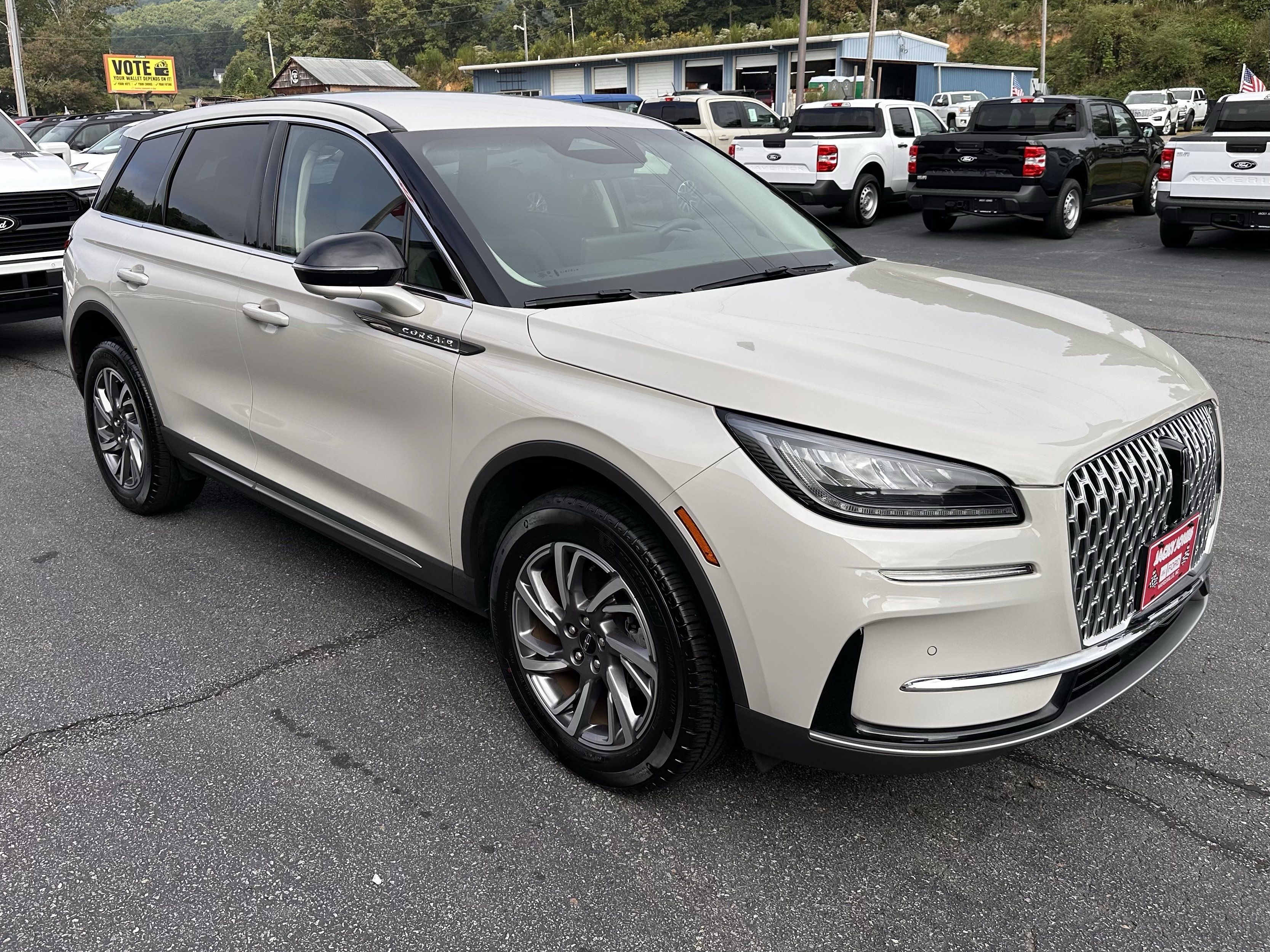 Used 2024 Lincoln Corsair AWD w/ Equipment Group 101A image 4