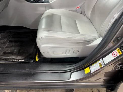 Used 2019 Toyota Highlander XLE AWD/4WD image 24