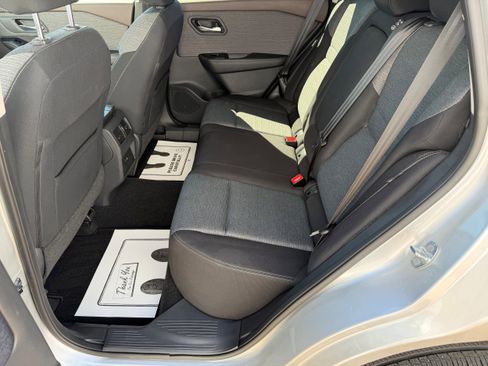 Used 2022 Nissan Rogue SV image 9