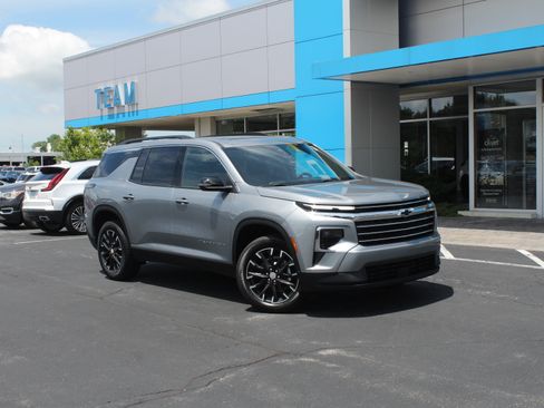 New 2026 Chevrolet Traverse LT w/ Sun and Wheel Package FWD image 2