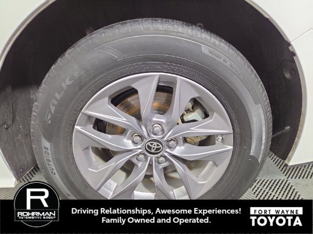 Used 2024 Toyota Sienna XLE FWD image 11