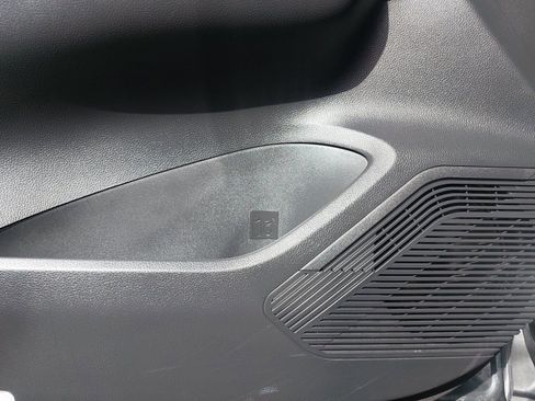 Used 2021 Toyota Venza LE image 28