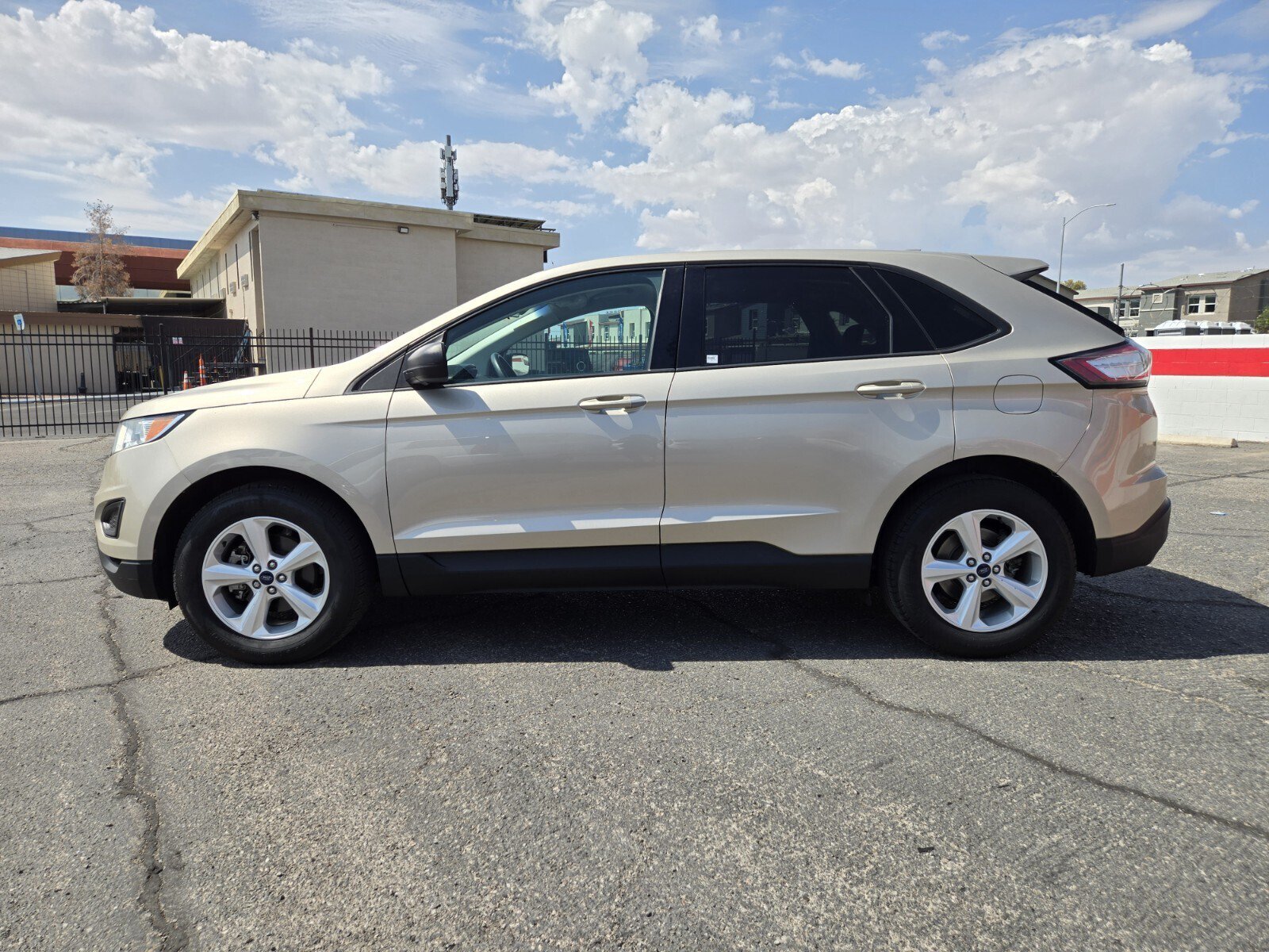 Used 2017 Ford Edge SE FWD image 2