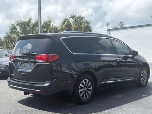 Used 2020 Chrysler Pacifica Touring-L Plus image 6