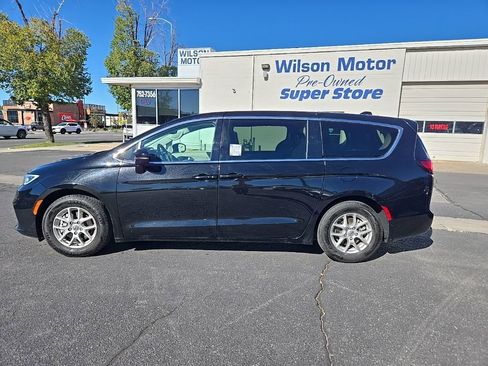 Used 2024 Chrysler Pacifica Touring-L image 8