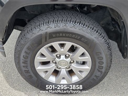 Used 2018 Toyota Tacoma SR5 RWD image 17