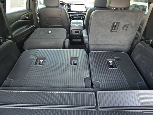 Used 2025 Chevrolet Traverse RS w/ LPO, Floor Liner Package AWD/4WD image 16