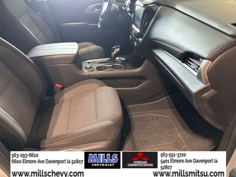Used 2021 Chevrolet Traverse LT image 18