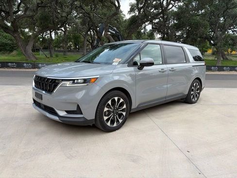 Used 2022 Kia Carnival EX FWD image 1
