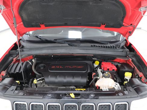 Used 2019 Jeep Renegade Latitude w/ Cold Weather Group FWD image 40