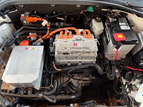 Used 2017 Volkswagen e-Golf SE w/ DC Fast Charging Package image 5