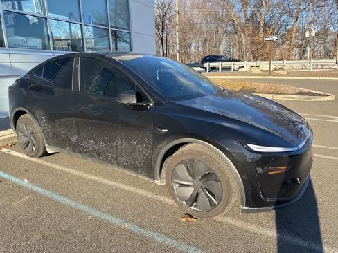 Used 2026 Tesla Model Y Long Range image 10