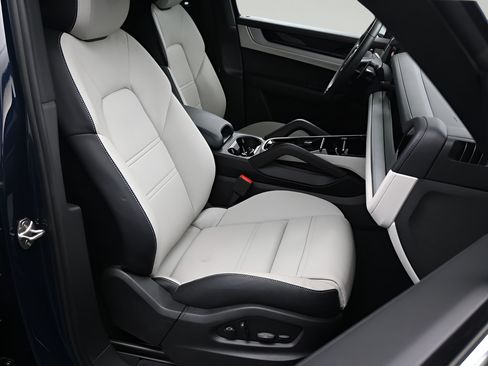 Certified 2025 Porsche Cayenne S AWD/4WD image 12