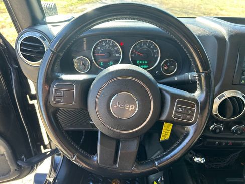 Used 2018 Jeep Wrangler Unlimited Sahara image 9