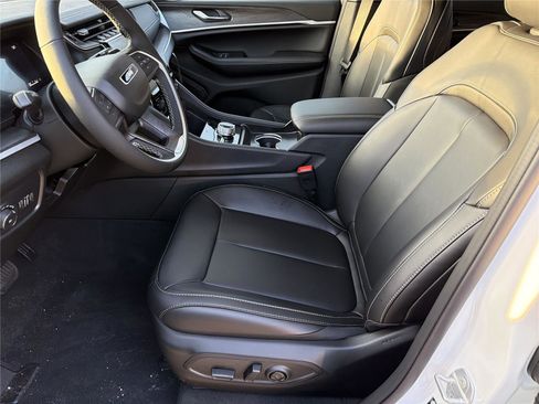 New 2025 Jeep Grand Cherokee Limited w/ Black Appearance Package image 10