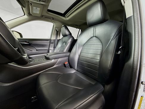 Used 2023 Toyota Highlander XLE image 11