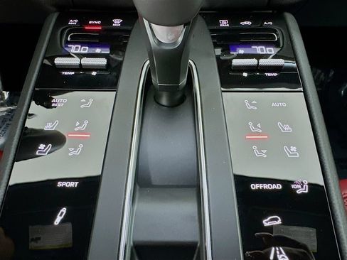 Certified 2025 Porsche Macan AWD/4WD image 23