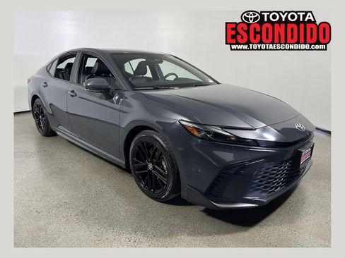 Used 2025 Toyota Camry SE FWD image 1
