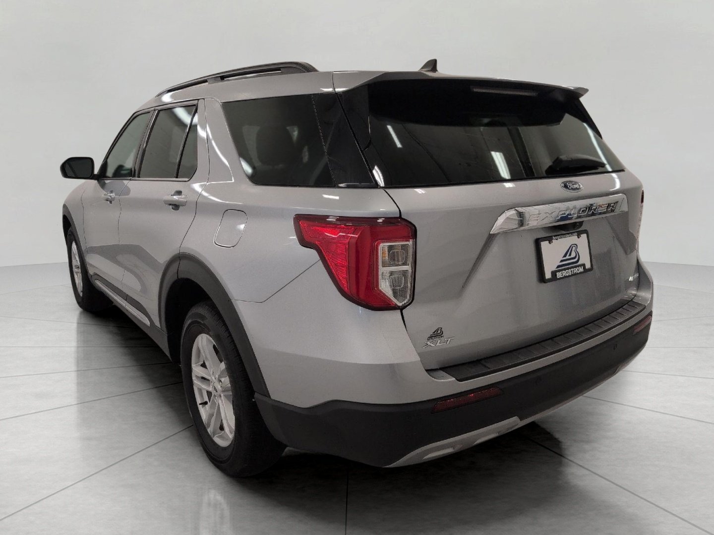 Used 2024 Ford Explorer XLT w/ Equipment Group 202A AWD/4WD image 48
