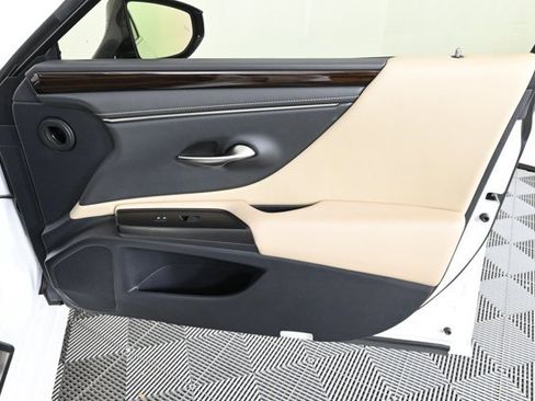 Used 2019 Lexus ES 300h image 12