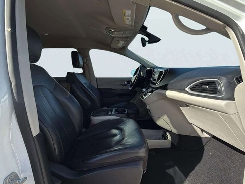 Used 2020 Chrysler Pacifica Touring-L image 15