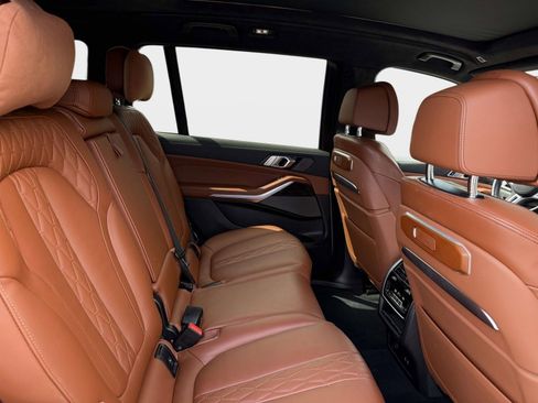 Used 2025 BMW X7 M60i image 33