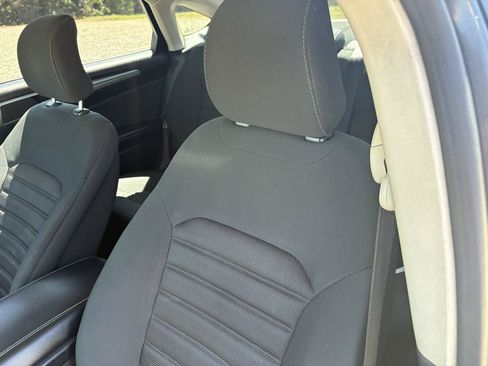 Used 2019 Ford Fusion SE FWD image 17