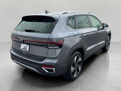 Used 2025 Volkswagen Taos SE AWD/4WD image 7