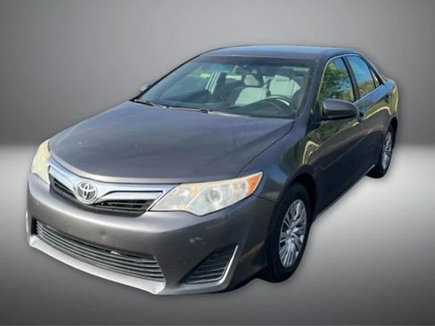 Used 2014 Toyota Camry LE image 1