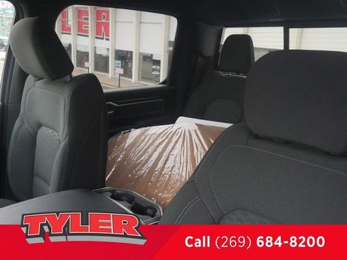 New 2026 RAM 1500 4x4 Crew Cab image 37