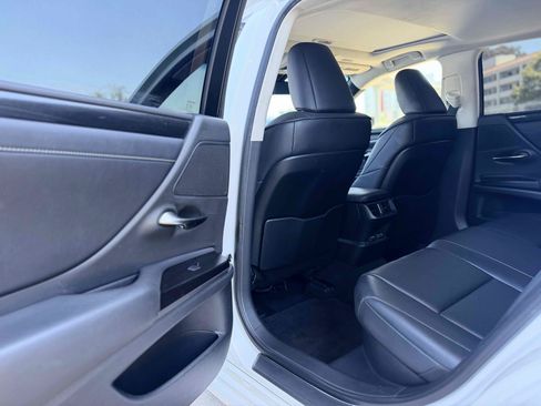 Used 2019 Lexus ES 300h w/ Accessory Package 2 FWD image 19