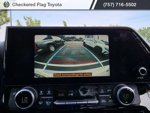 Used 2023 Toyota Highlander XLE AWD/4WD image 17