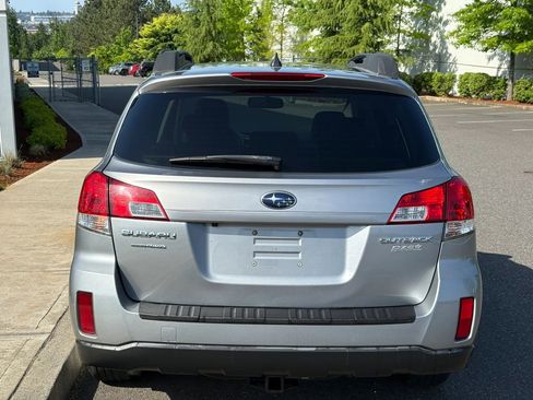 Used 2011 Subaru Outback 2.5i Limited w/ PWR Moonroof Pkg AWD/4WD image 5