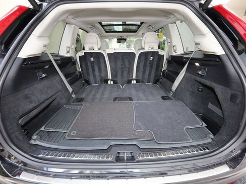 Used 2018 Volvo XC90 T6 Momentum w/ Convenience Package AWD/4WD image 36