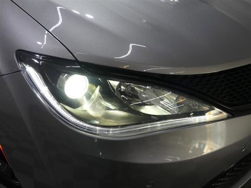 Used 2018 Chrysler Pacifica Limited w/ Advanced Safetytec Group FWD image 13