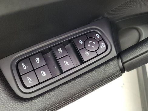 Used 2024 Porsche Cayenne Base image 38