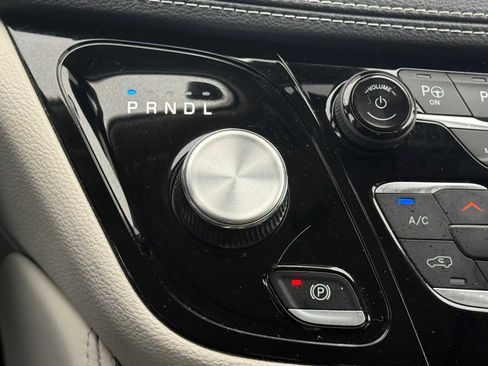 Used 2023 Chrysler Pacifica Limited image 31