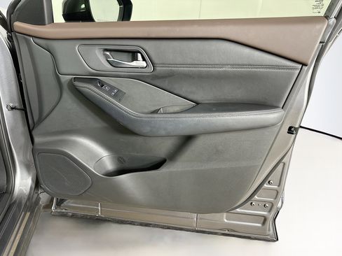 Used 2023 Nissan Rogue SL w/ SL Premium Package image 32