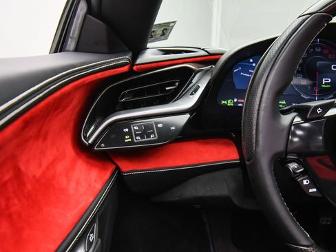 Used 2022 Ferrari SF90 Spider image 38