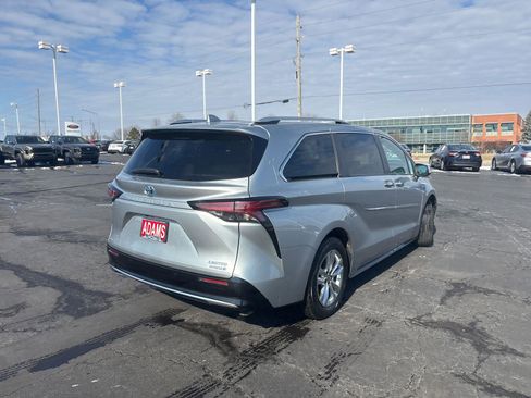 Certified 2023 Toyota Sienna Limited image 9