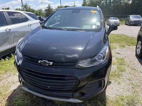 Used 2022 Chevrolet Trax LT w/ Redline Edition AWD/4WD image 2